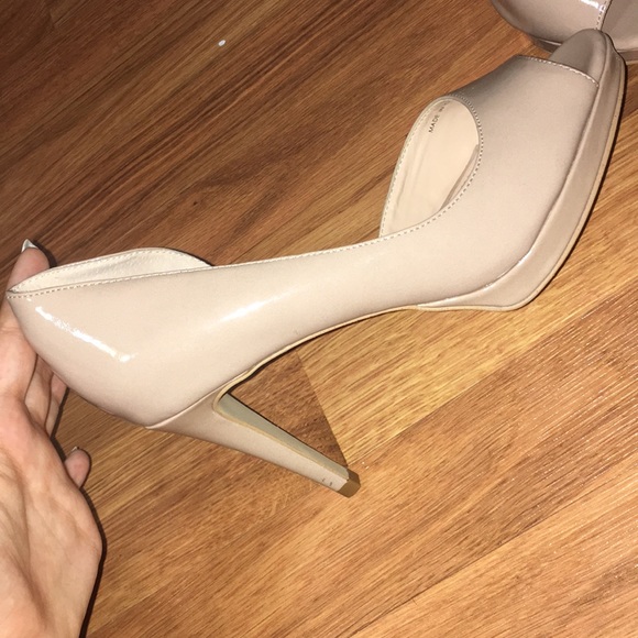 Beige TAHARI size 6 super cute heels - Picture 2 of 4